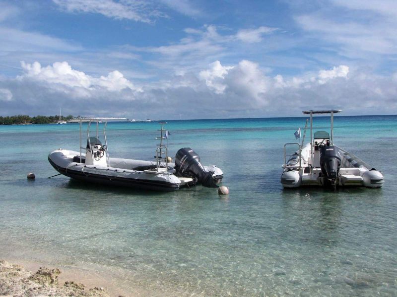 Les bateaux de Y AKA Plongée au mouillage devant la base