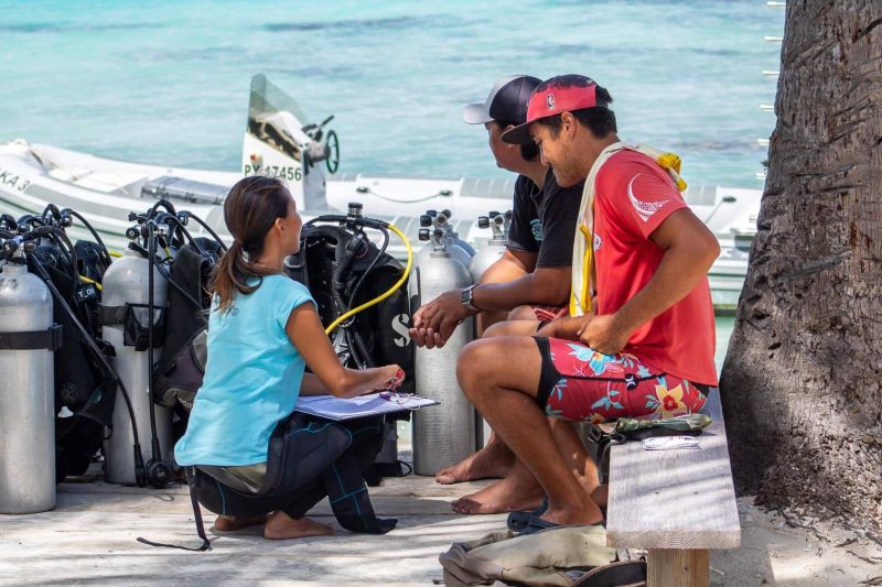Briefing before the dive